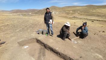 During the excavations, we look for dark stains that indicate the presence of archaeological features. Luis, Alberto, and Rohelio.
