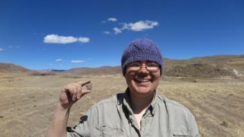 Lauren discovers an Archaic Period scraper at Wilamaya Patjxa.