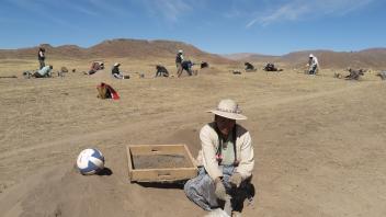 then back to digging and screening. Rosa on the screen.