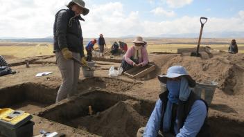 We use shovel to quickly dig through the plow zone. Esme, Rosa, and Dany excavating. 